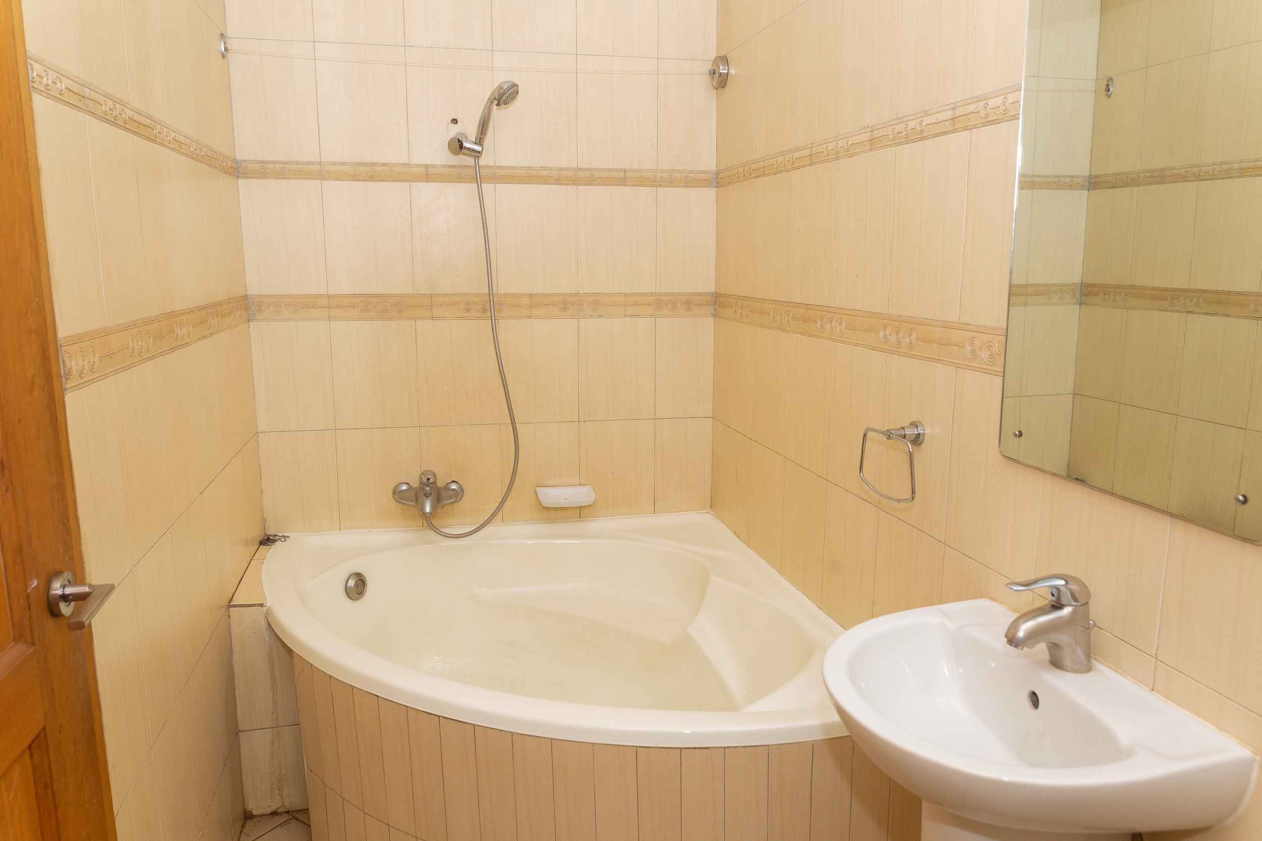 City Royal Resort Hotel-suite-bathroom-2